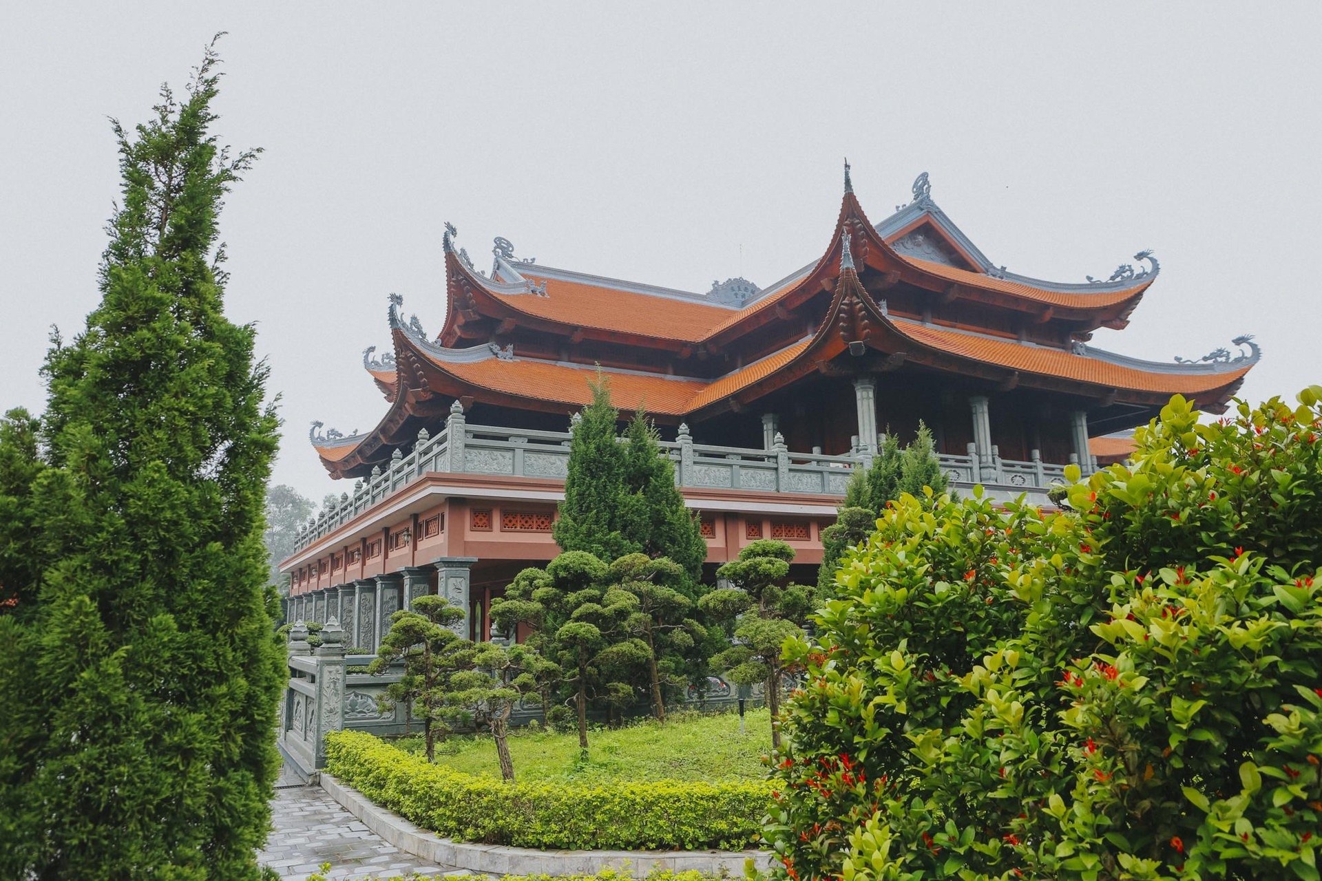 nhà thờ tổ họ Bùi 3,5ha lớn nhất Việt Nam có sự đóng góp của nhiều doanh nhân nổi tiếng như Phó chủ tịch FPT Bùi Quang Ngọc, Chủ tịch Novaland Bùi Thành Nhơn…