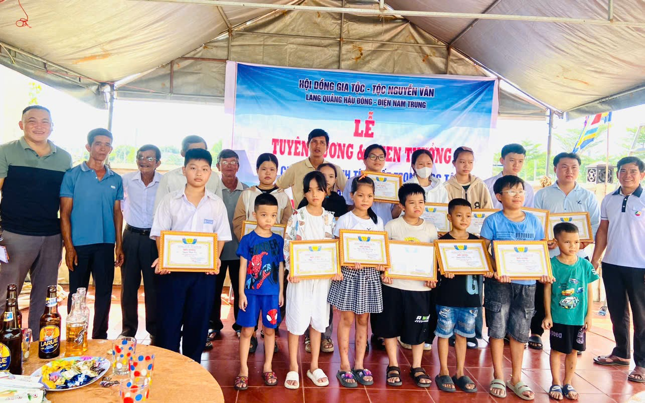 Tổ chức lễ phát thưởng con cháu (1/5/2025). Những hình ảnh được ghi lại bởi ông Nguyễn Hiền