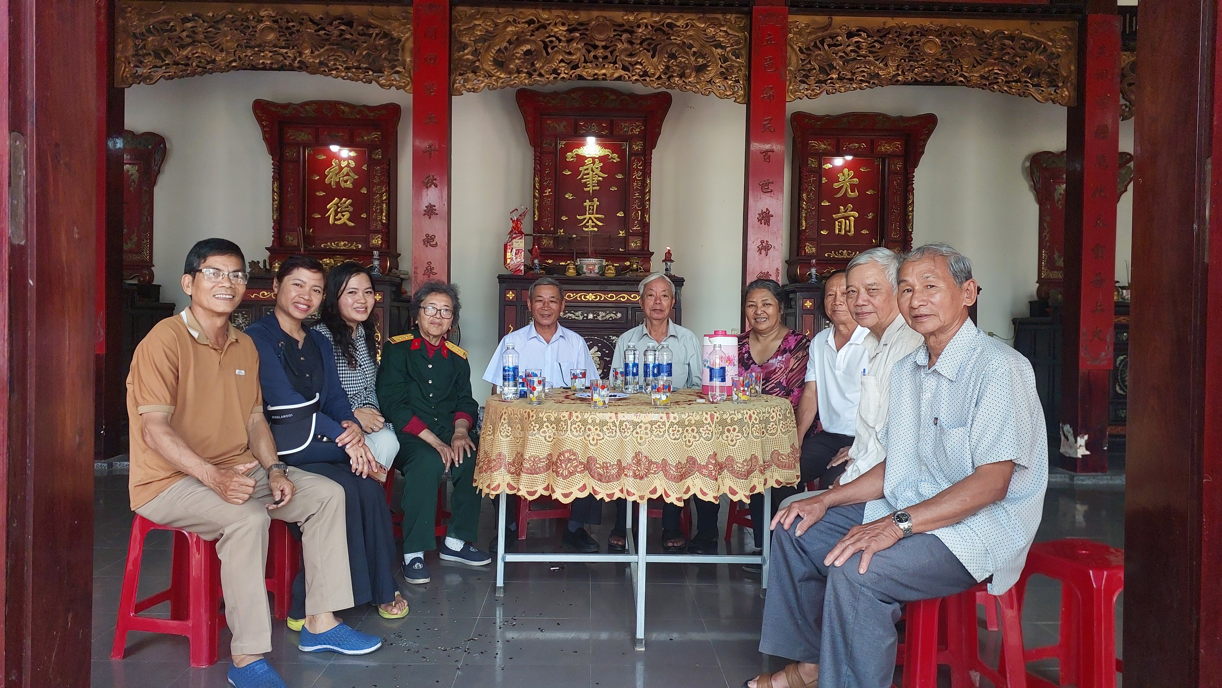 Con cháu cụ Lê Đăng Dư ( đời thứ 10)Chi 3, phái 3 Tộc Lê Đăng ở Hà Nội về viếng hương nhà thờ  và mộ cụ Quan giáo