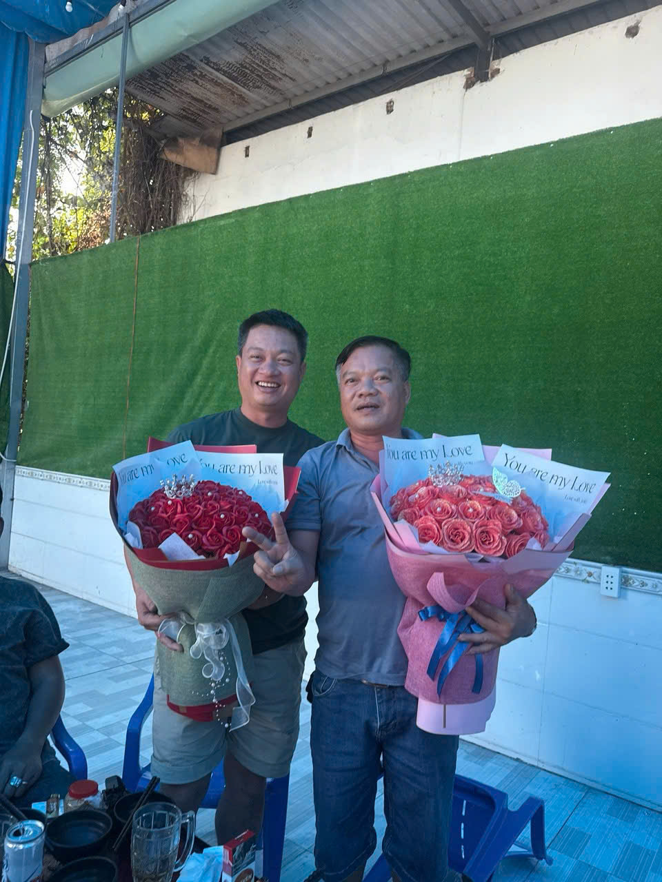 HAI “ĐẠI GIA” VÀ NHỮNG BÓ HOA NGÀY 20/10/2025